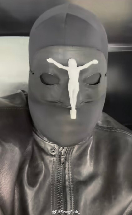 kanye west带着新面罩现身超级碗!|kanye west_新浪新闻