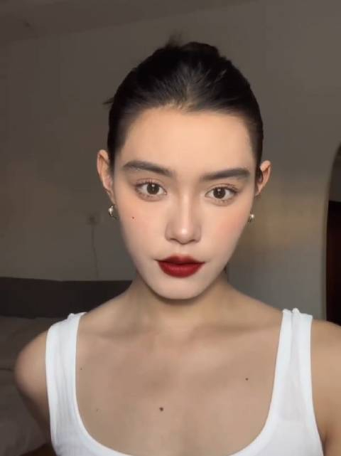 明艳感大美女红唇妆妆容教程浓眉77红唇简单又高级