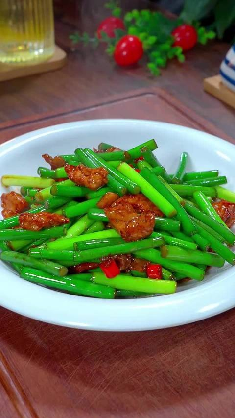 这样做的蒜苔炒肉翠绿爽口颜色一点不发黑做法非常简单