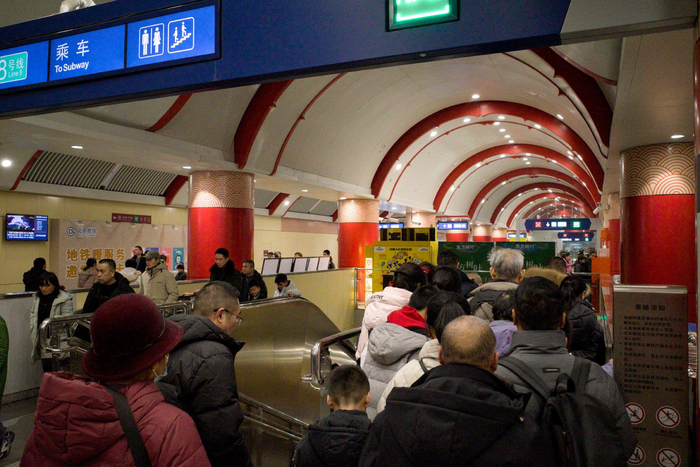 2月12日，北京地铁王府井站，乘客正排队乘扶梯进入8号线站台。新京报记者 裴剑飞 摄