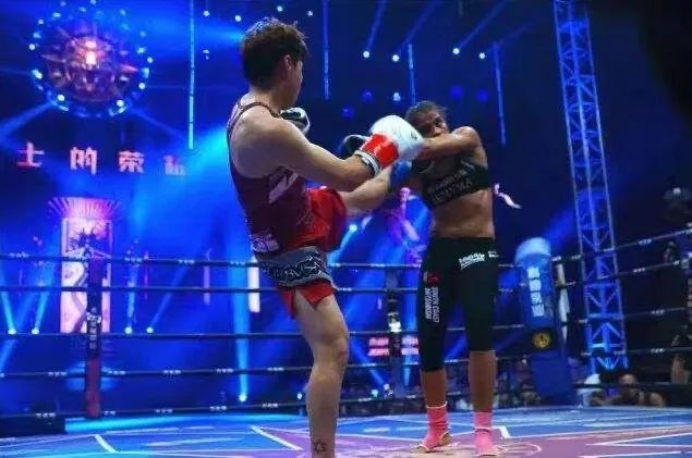 在wlf武林风全球功夫盛典上,龚艳丽对阵黛西·艾米丽.