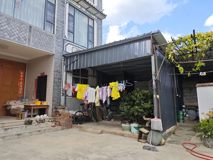 ▲龙恩的房东在一楼搭建的简易厨房。新京报记者 朱清华 摄