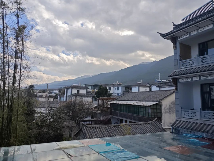 ▲2月8日，NCC社区所在的葱园村，远处是苍山。新京报记者 朱清华 摄