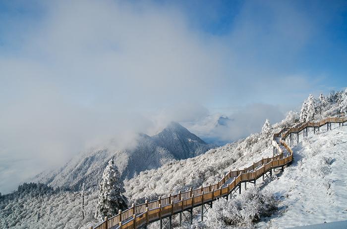 西岭雪山滑雪场季卡图片