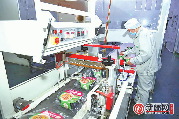 在百成鲜食集团，工作人员正在准备半成品新疆美食。（全媒体记者唐红梅摄）