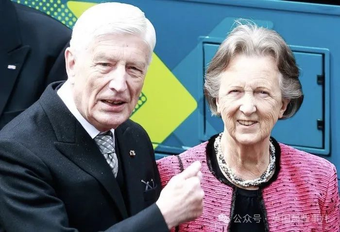 荷兰前首相与妻子双双安乐死相伴70年牵着手合法殉情