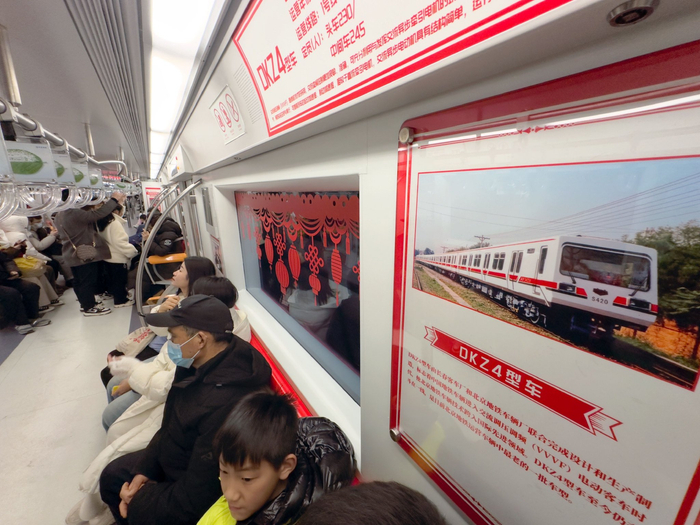 “时光列车”内有许多关于北京地铁历史文化的展示和介绍。新京报记者 裴剑飞 摄