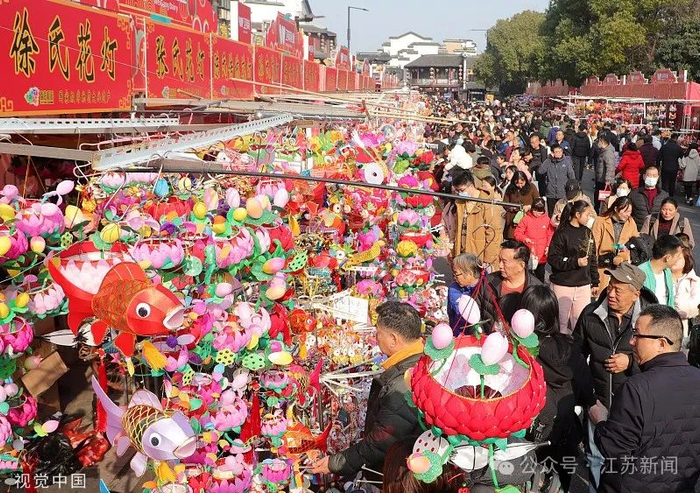 △2月11日，游人在南京夫子庙花灯市场游玩。