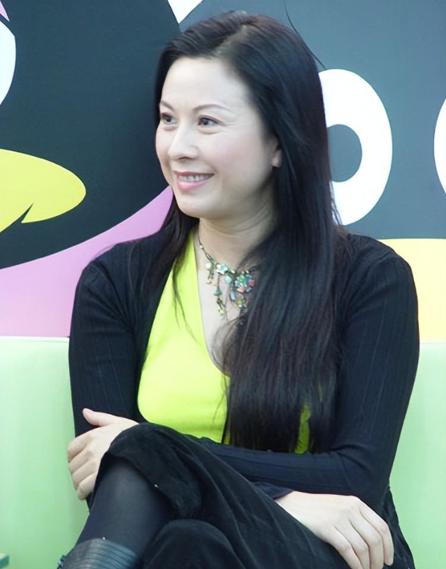 56岁梁雁翎曝近照 当年唱红《像雾像雨又像风》如今模样改变认不出