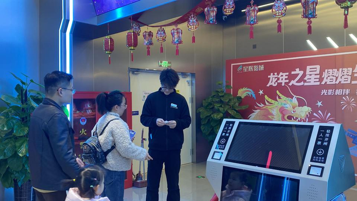 两人倒班日均检票四千余张电影院检票员这个龙年有点忙