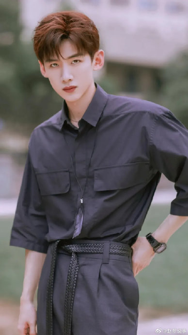 身高183cm的白敬亭英俊高大,阳光帅气……|白敬亭_新浪新闻