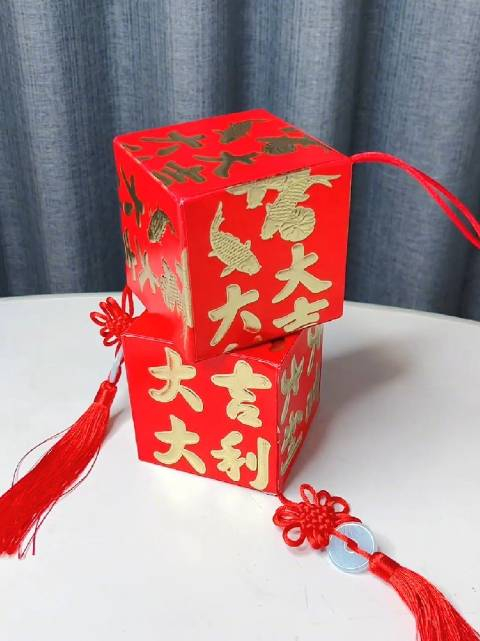 用六个红包制作可爱的正方体灯笼