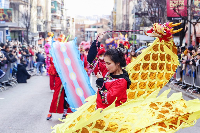 当地时间2024年2月11日，西班牙马德里，演员在中国春节嘉年华上舞龙。