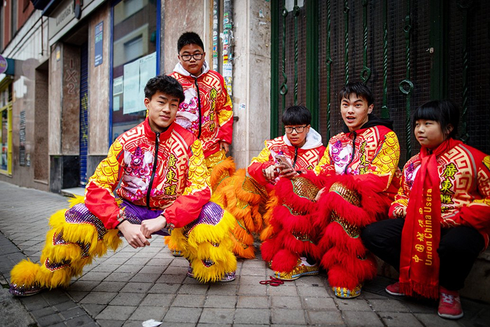 当地时间2024年2月11日，西班牙马德里，一群舞狮的年轻人在上场前做准备。