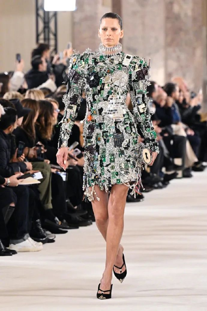 香奈儿死对头复活奇葩礼服吓坏网友这是人类能穿的衣服
