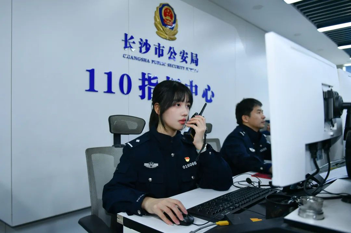 美女"00后"女警,一天接100多个电话|长沙市_新浪新闻