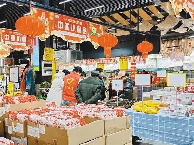 在爱菊健康生活展示馆，人们选购中亚小食品。