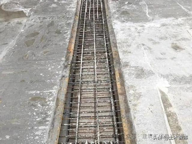 且强度等级和抗渗等级均应高于两侧混凝土,后浇带处钢筋不得断开,中部