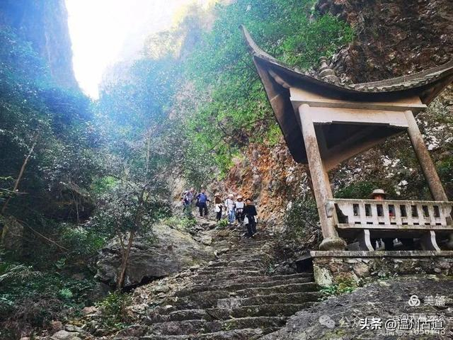最爱灵峰行不足,双峰合掌遮胜境,观一山如历海内名山!