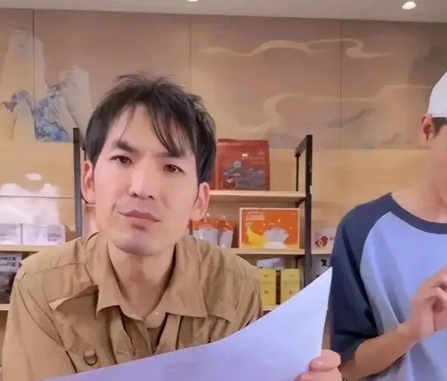 网红“铁头惩恶扬善”直播截图