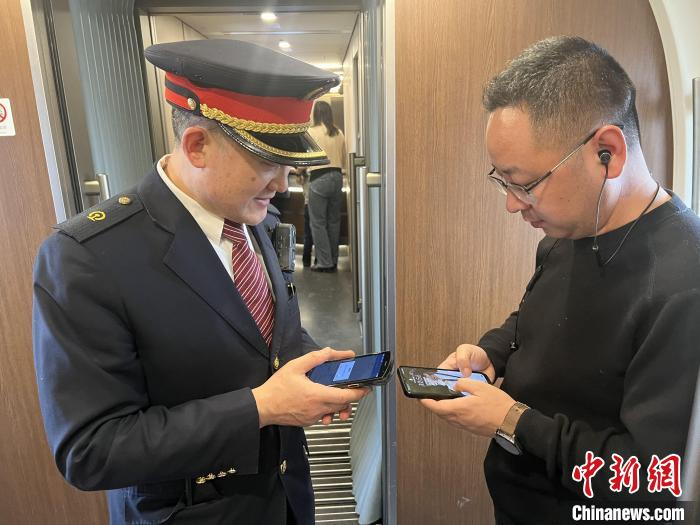 新春走基层银发乘务员的最后一个春运铁路人的坚守与传承