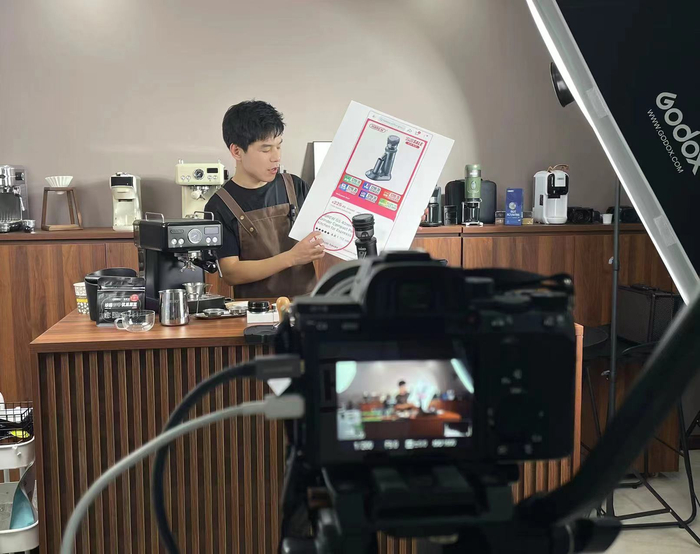 主播在直播间售卖HiBREW咖啡机。受访者供图