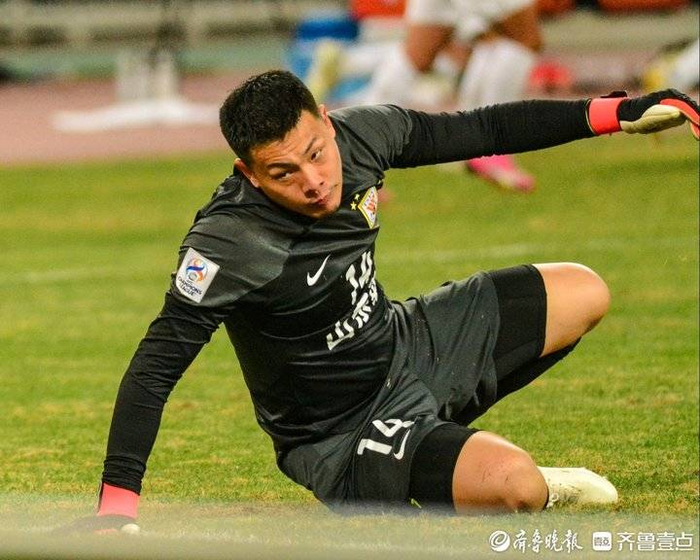 泰山队对阵川崎前锋队,川崎队进第三球,泰山队王大雷很沮丧|泰山队