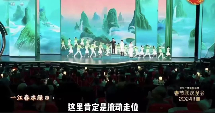 不难猜测出舞团动线应该是该谁唱歌时,谁站在山头,台阶式的舞台设计再