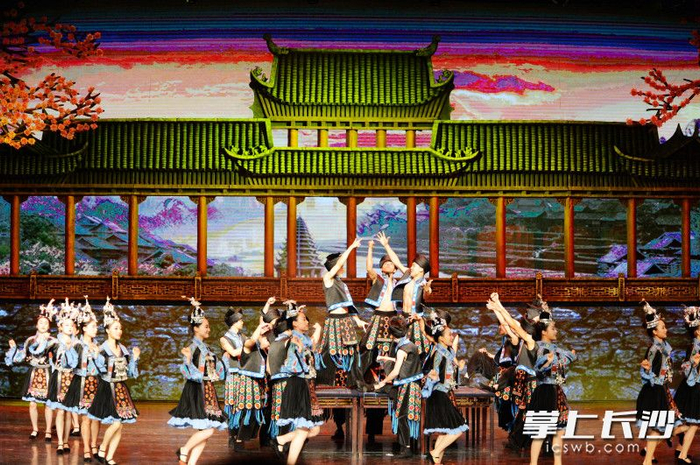 张家界魅力湘西大剧院负责人介绍,龙年春节前夕,剧院对舞台,灯光等