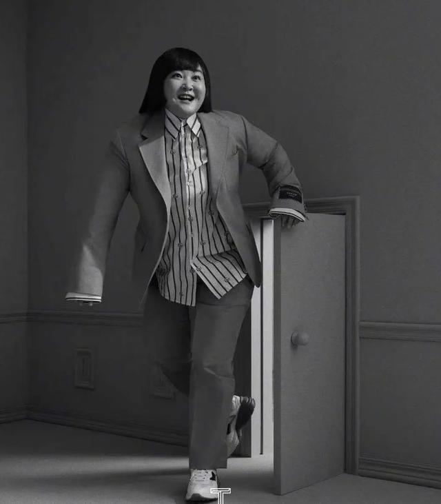 贾玲时尚芭莎封面照曝光气质优雅眼神高冷被赞女神范十足