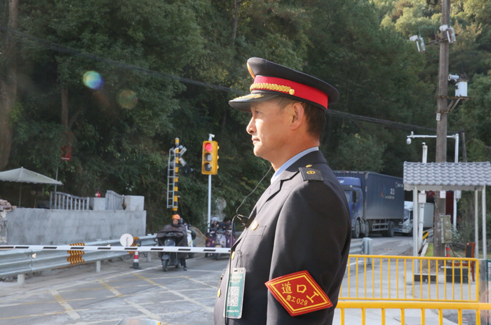 【新春走基层】30年坚守,站好最后一班岗!|杜峰|春节|村民_新浪新闻