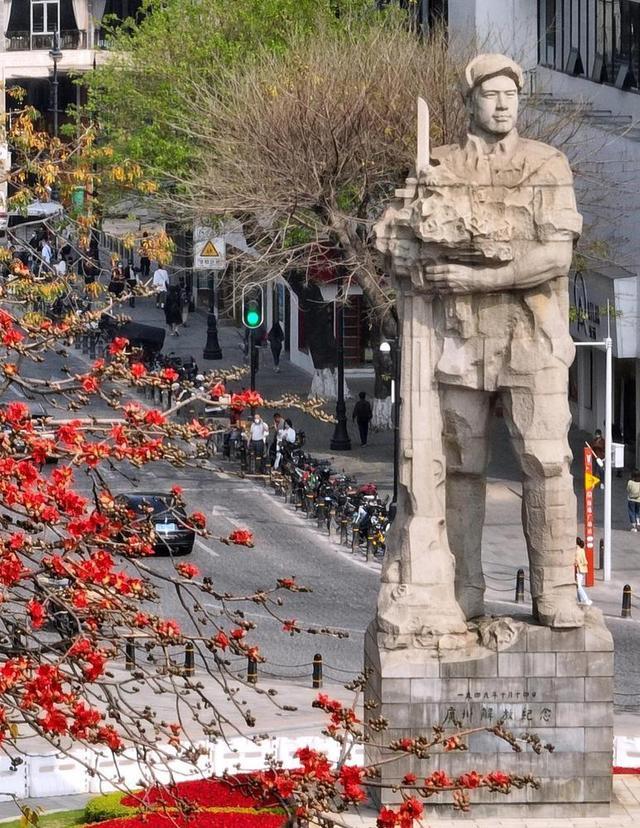 而海珠广场矗立着广州解放纪念像,这座纪念像是为纪念中国人民解放军