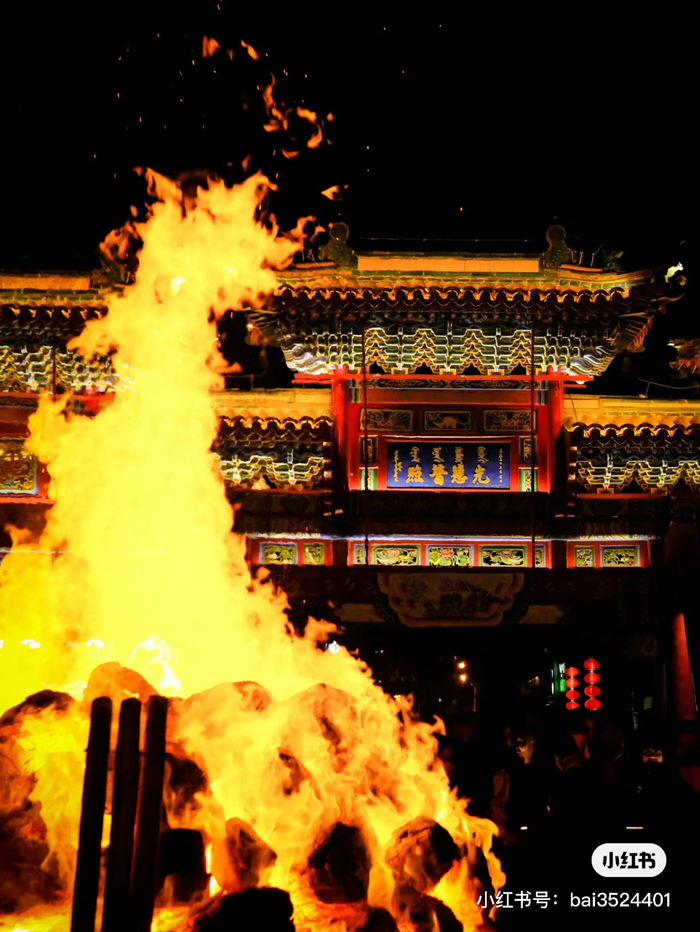 在没有彩灯的年代,山西就有一个特殊的习俗:旺火.