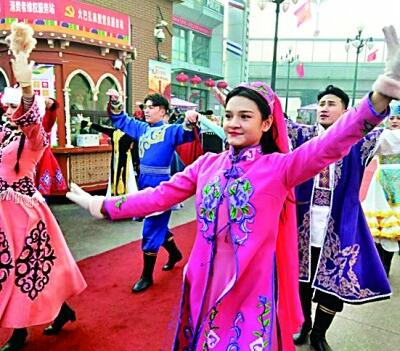 图为大巴扎开街现场。矫畅摄/光明图片