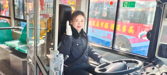 市公共交通有限公司8路公交车女司机耿佳伊的春节,从对乘客的第一声