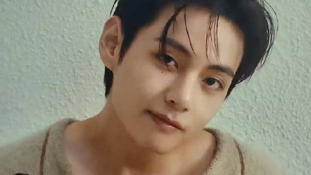 广告与摄像机深度交流从容对视的v青涩的微笑包含在内