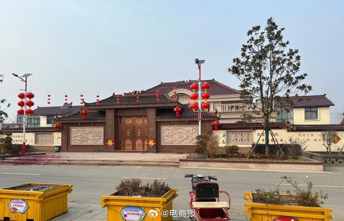 过年啦,刘强东老家大门口也喜气洋洋!|刘强东_新浪新闻