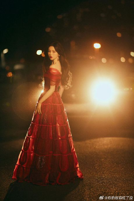 杨超越|97港风高定红裙神明少女穿搭|杨超越_新浪新闻
