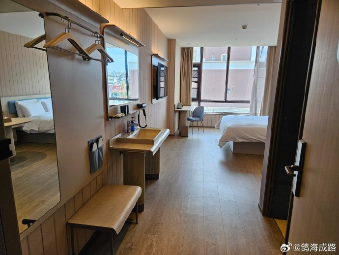 今天住到一家顶配版汉庭酒店,现在新装修的汉庭也太顶了