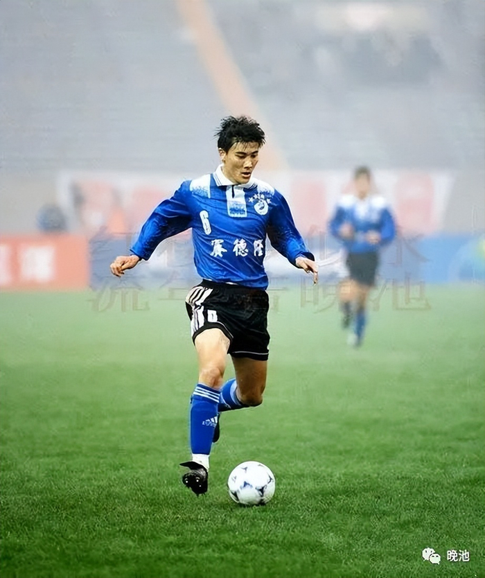 后来曾执教大连实德的浦项制铁主帅朴成华则要求全力进攻,利用李东国