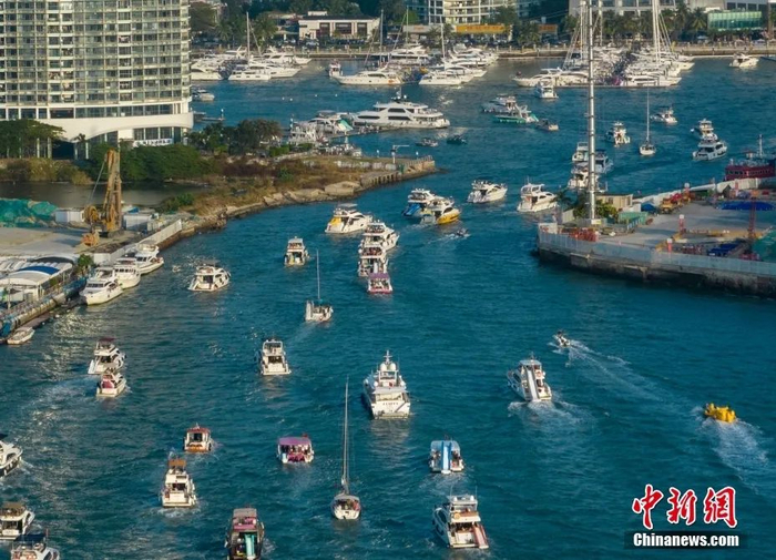 2月13日，海南三亚，春节假期游艇出海深受游客青睐。图为众多出海游玩的游艇排队回港。（无人机照片）中新社记者 骆云飞 摄