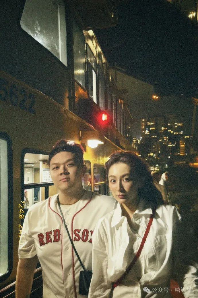 还有网友偶遇了马思唯和小米这对情侣在抓娃娃.