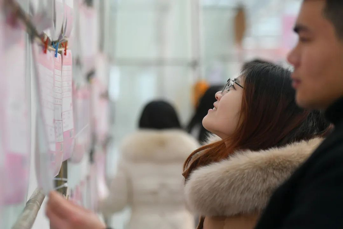 ▲2月7日，河南商丘，夏邑县龙港湾第二届万人相亲联谊会举行，不少单身男女来到现场，找寻自己的有缘人。图/IC photo