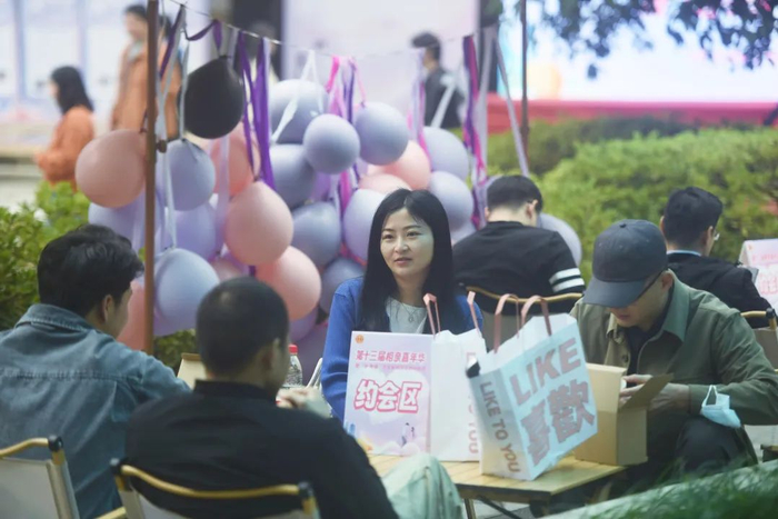 ▲2023年11月11日，杭州一场相亲大会上，单身男女青年们正在进行交流。图/IC photo