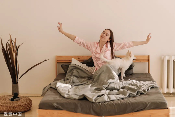 床垫过软的话,会让人在平躺,侧躺时陷进床垫里,腰部受力加大.