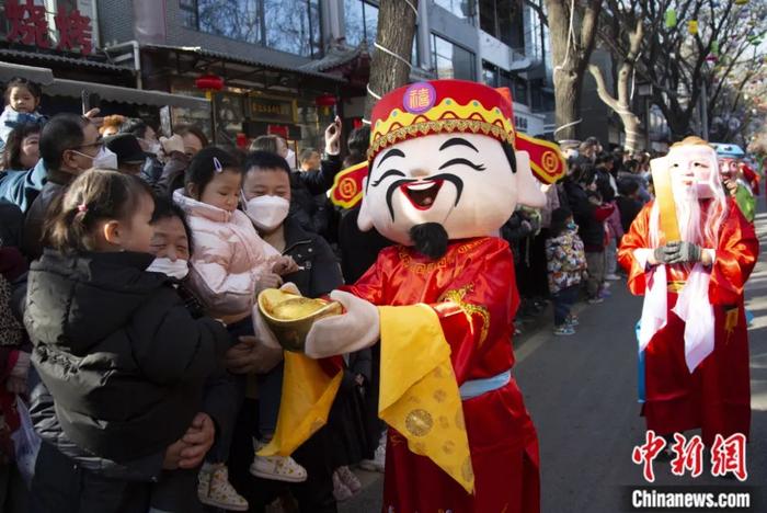  民众“迎财神”。倪树斌 摄