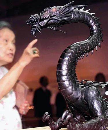 这是日本江户时代的珍品《自在龙置物》王毓国摄/本刊