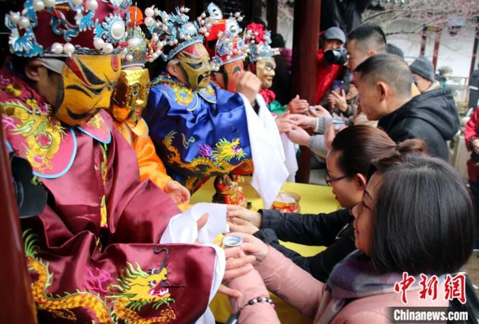  江苏苏州商家于初五左右开市，祭祀财神，并招人饮酒，叫“接路头”。王建康 摄