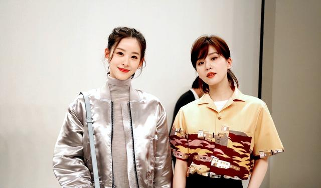 富商老婆章泽天终于不穿裙子,穿银色外套 牛仔裤,筷子