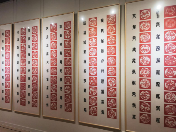 有年味的地方剪纸展筹备了一年多,梁盛萍选择在春节的时候办展,正是想